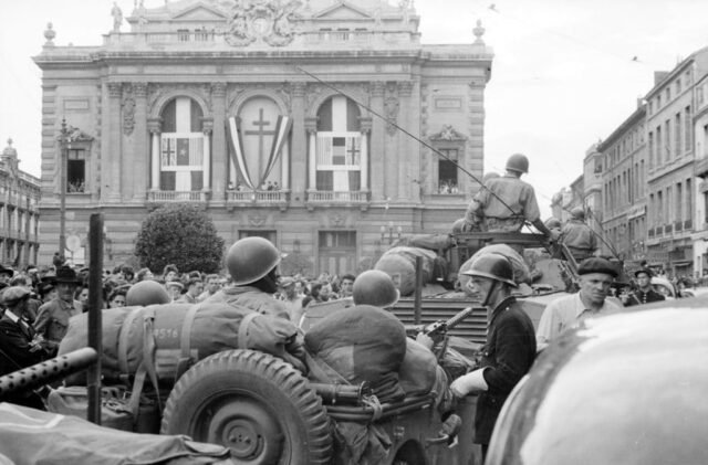 Photo de la libération de la ville de Montpellier. Les soldats alliés sont sur la place de la Comédie