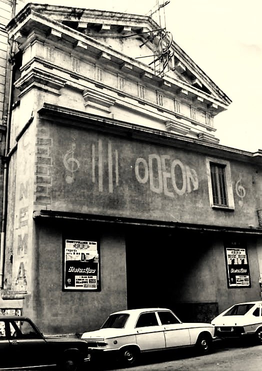 Photo de la salle de l'Odéon en 1975, trois ans après sa fermeture.