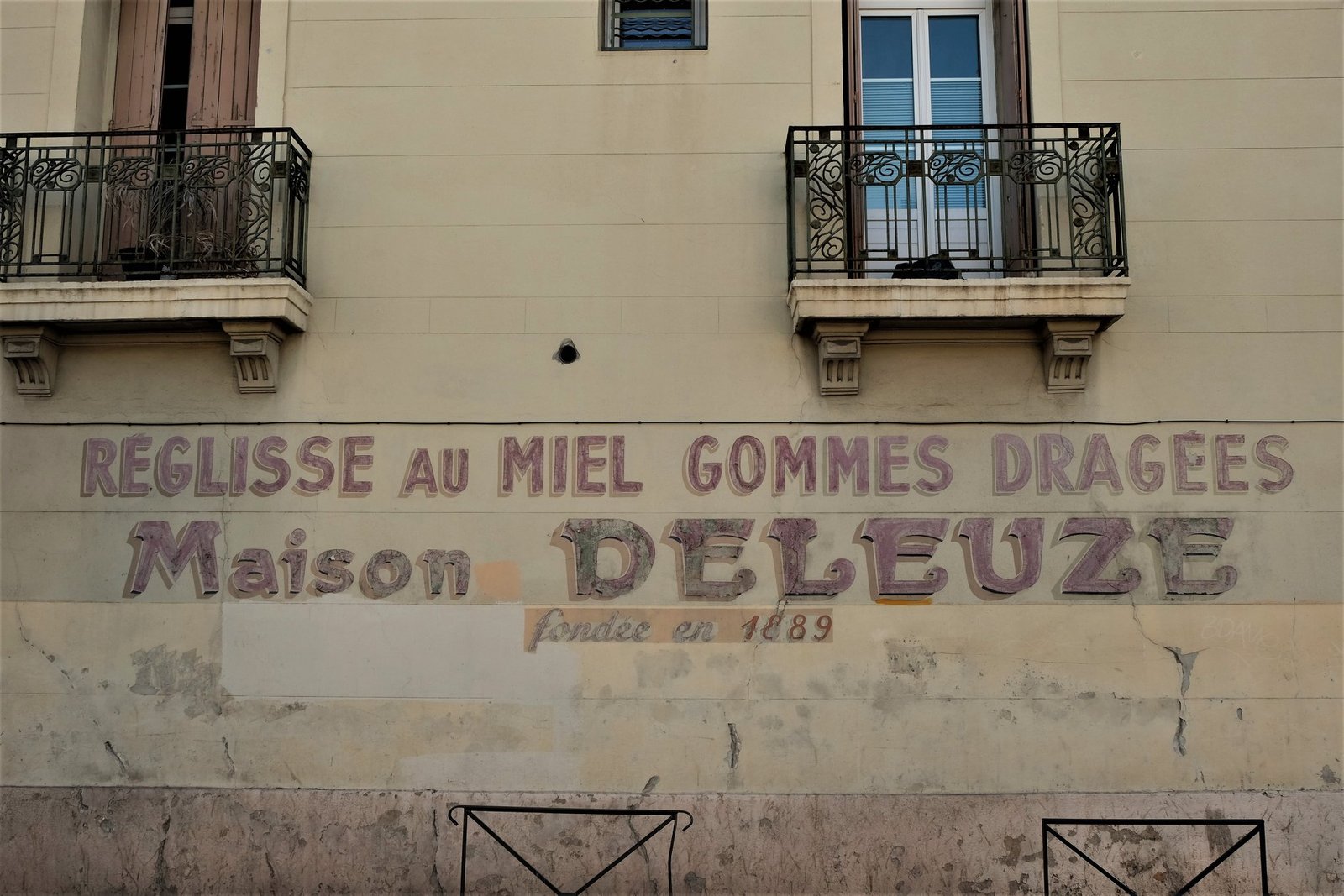 La réglisse des Deleuze : le souvenir authentique n°1 des montpelliérains. 1 Publicité de la boutique de réglisse des Deleuze, route de Toulouse.