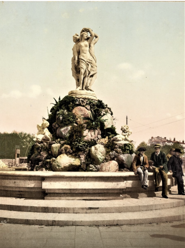 Photo de la fontaine des Trois Grâces au début du XXème siècle