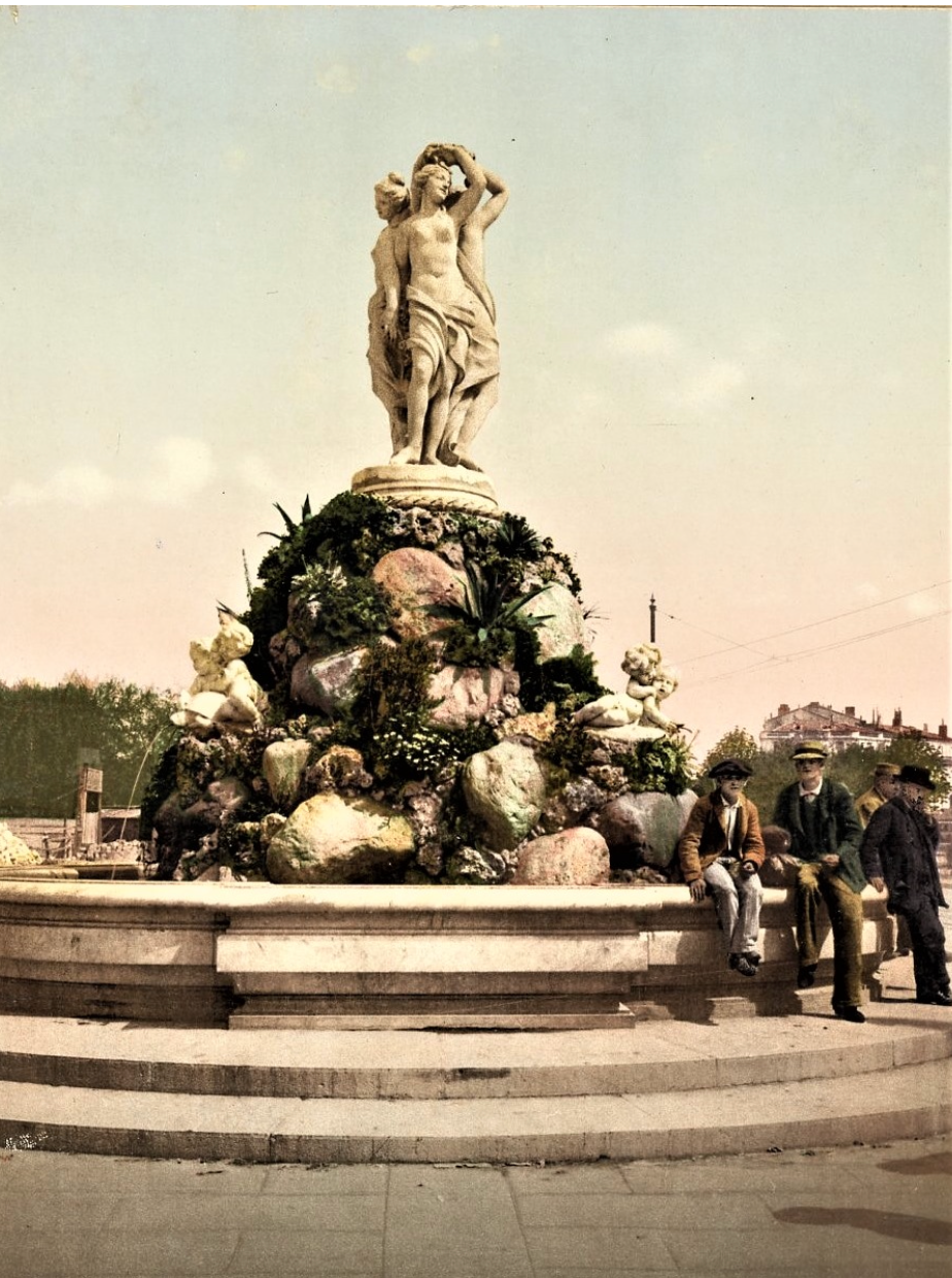 Photo de la fontaine des Trois Grâces au début du XXème siècle
